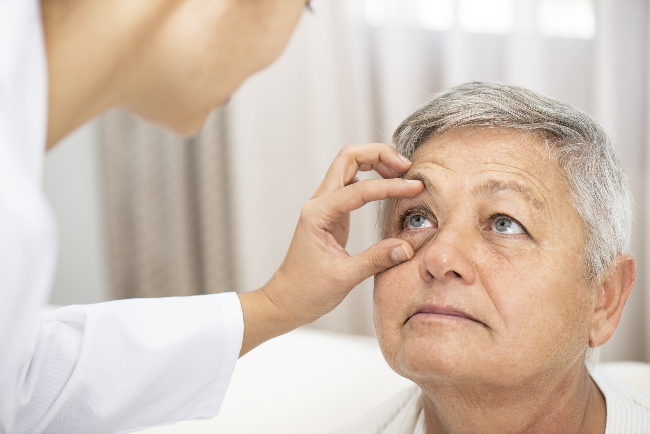 Лечение катаракты у пожилых людей операция. Пожилой человек у офтальмолога.