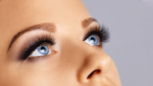 Woman has fuller eyelashes after taking serum for brittle lashes